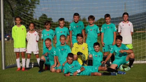 Zápas juniorov pred odovzdávaním poháru futbalovému tímu, ktorý získal majstrovský titul v VI. lige Sever Hummel ZsFZ.